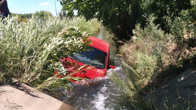 Tras un choque, conductora perdió el control de su auto y cayó a un canal