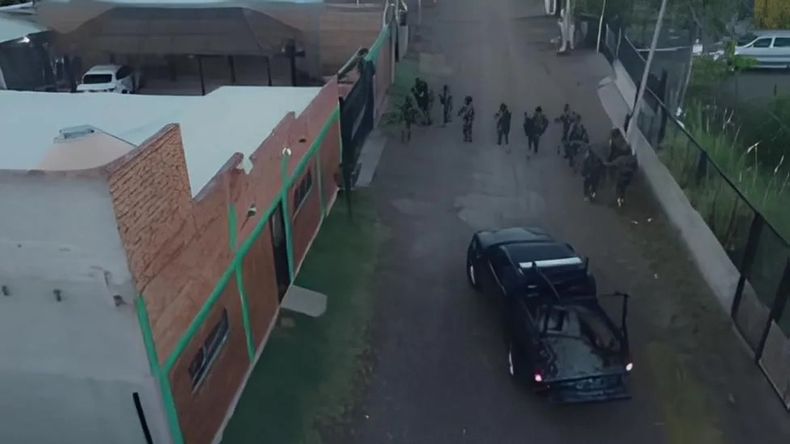 Decenas de policías participaron en el megaoperativo narco efectuado el sábado en domicilios de Cipolletti y la región. Diez personas quedaron imputadas. Foto: Gentileza.
