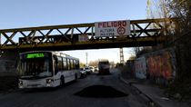 Pese a ser jurisdicción nacional, el Municipio de Cipolletti interviene en el reasfaltado sobre el Puente Ferroviario.
