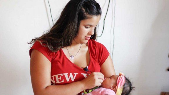El drama de una cipoleña: parió a su beba en el baño del hospital