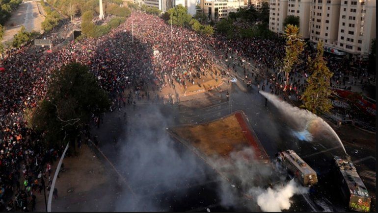 Chile no se calma: una enorme manifestación terminó con heridos y detenidos