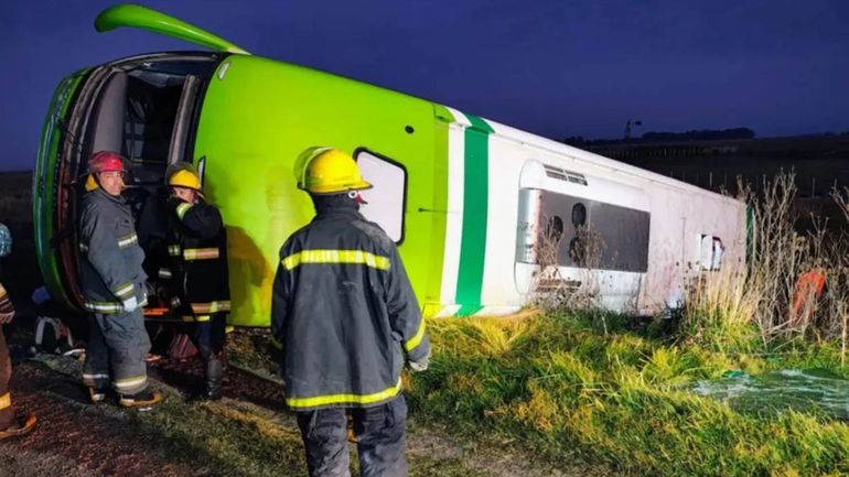 Choque y muerte en la ruta: por el vuelco de un colectivo murieron cinco personas y hay casi 30 heridos