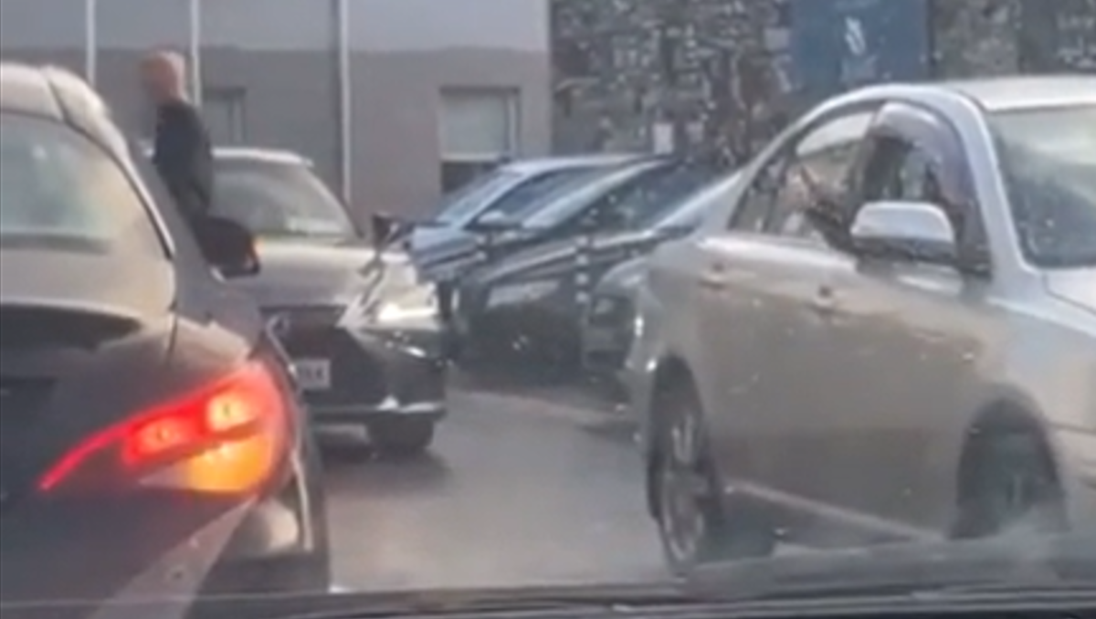 Automovilistas se disputaron un estacionamiento con un piedra