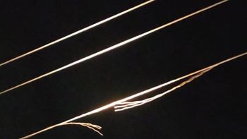 Tras el apagón, la cuadrilla de la Cooperativa de Servicio Eléctrico detectó el cable dañado y halló una boleadora con cadenas.&nbsp;