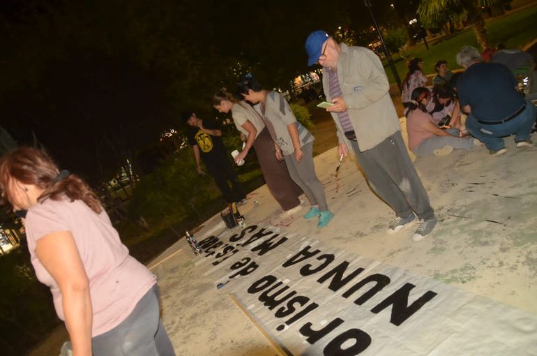 Vecinos y vecinas se dieron cita, este lunes, en la plaza San Mart&iacute;n, en vigilia y preparaci&oacute;n de lo que ser&aacute; la conmemoraci&oacute;n y repudio del 50 aniversario del golpe de Estado c&iacute;vico-militar y genocida del 24 de marzo de 1976.