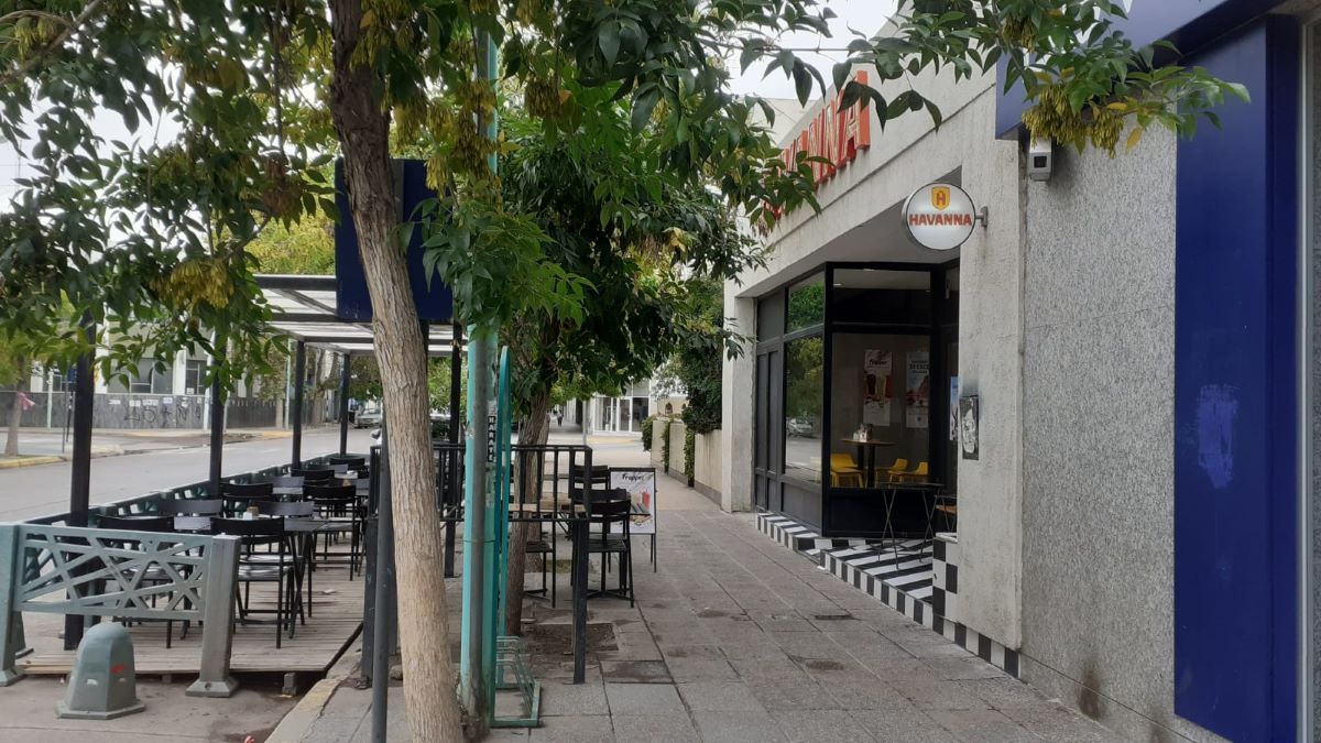 El local ubicado en pleno centro de Cipolletti, a menos de 50 metros de la Comisaría 4ta. Allí la mujer robo cuatro cajas de alfajores, pero fue atrapada.&nbsp;