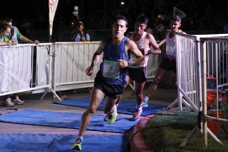 El atleta de Esquel tuvo un gran desempeño en la noche del sábado y se quedó con la victoria. Fotos: Anahí Cárdena