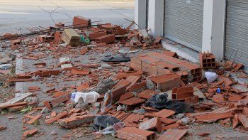 el fuerte viento tiro abajo una pared en una obra y un hombre murio aplastado