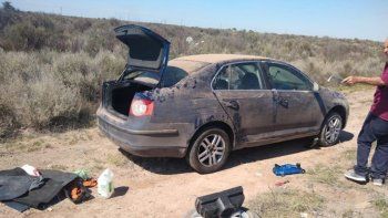 por esquivar pozos, terminaron volcando sobre la ruta 151