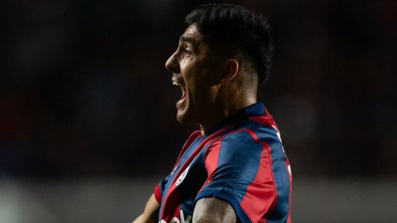 Cristian Tarragona festeja su gol, que debió ser revisado por el VAR. San Lorenzo sueña con llegar a los playoffs.