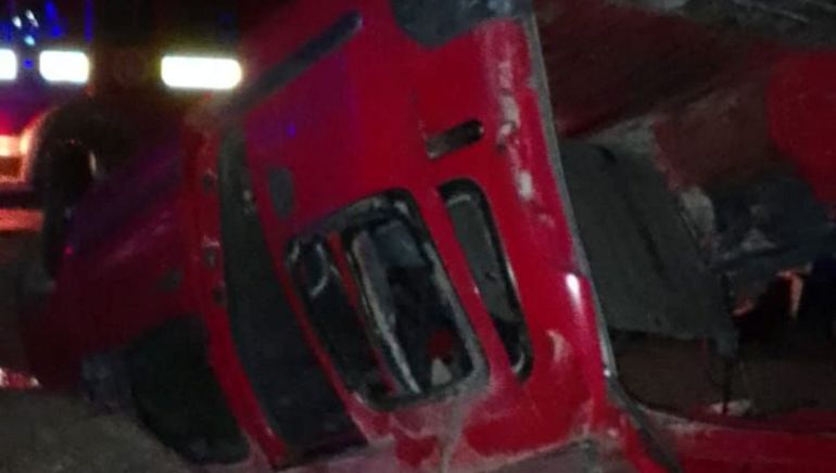 La camioneta Renault Kangoo volcó en la rotonda de El Solito. Falleció su conductor y otras cuatro personas -entre ellas su esposa y su hija- fueron hospitalizadas.&nbsp;