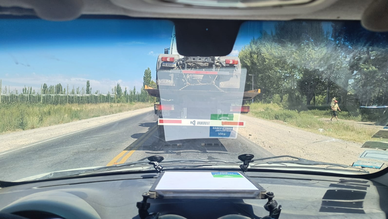 La Agencia de Seguridad Vial de Río Negro, recomienda esta forma (imagen) de llevar la antena si no es posible colocarla sobre el techo.