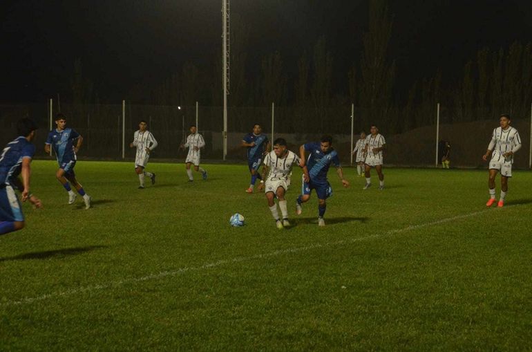 Los protagonistas de la Liga Confluencia empataron tras una previa caliente. Foto: Antonio Spagnuolo