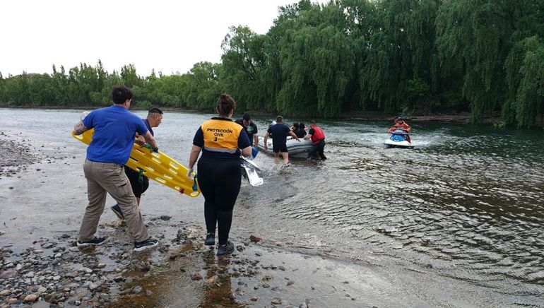 El rescate en el río Neuquén se produjo este lunes.