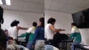 Un estudiante le dio una brutal golpiza a su profesor universitario en medio del aula en México.
