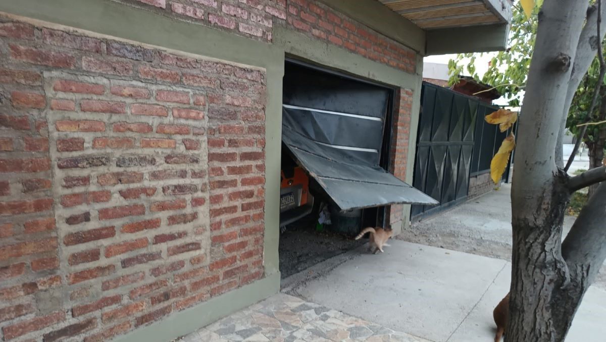 Los ladrones forzaron el portón del garaje y robaron bicicletas y cámaras de seguridad. El damnificado tiene ganas de irse de Cipolletti por la grave inseguridad.&nbsp;