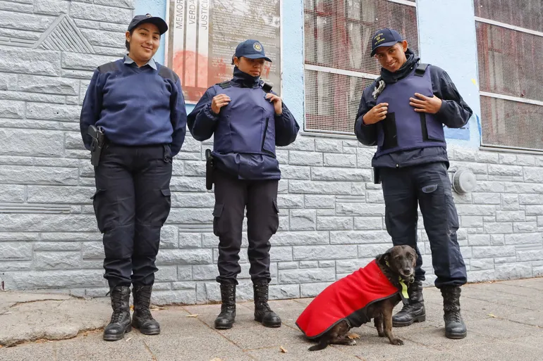 La Juana junto a personal de la Comisaría Cuarta en reciente nota de LMC.