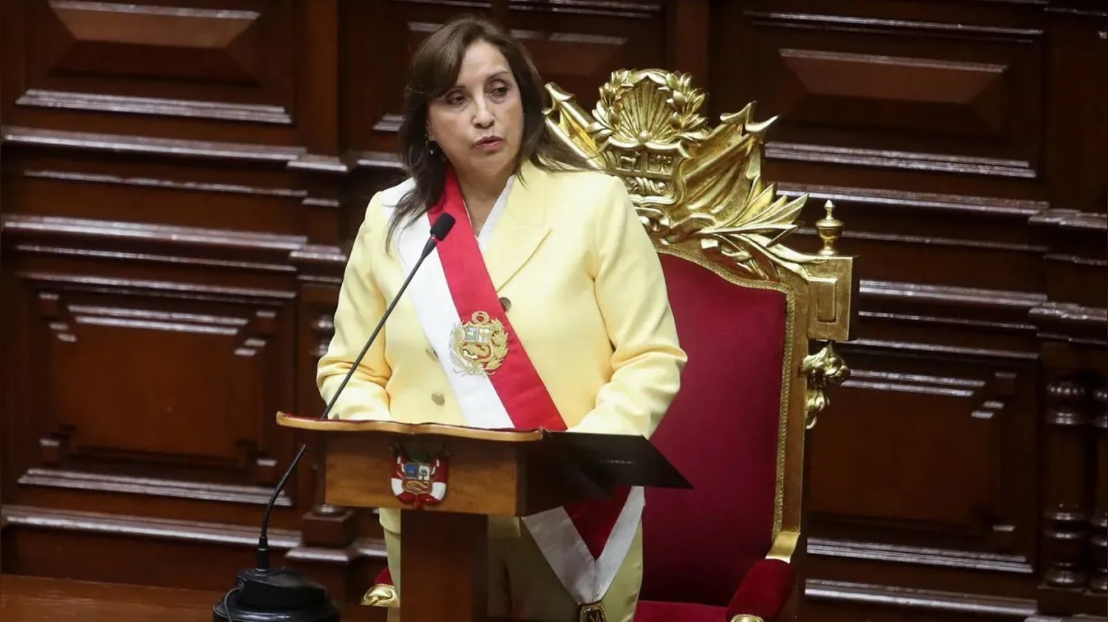 En medio de la crisis política