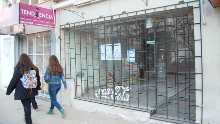 La cantidad de locales con las persianas bajas alarma al empresariado.