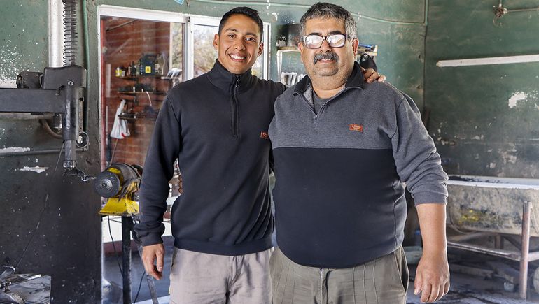 Víctor y uno de sus hijos trabajando en la gomería.