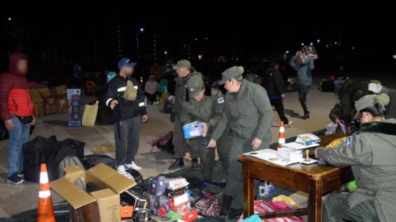 Detectaron en Ruta 40 un tour de compras con $37milllones en mercadería ilegal: todo lo que llevaban