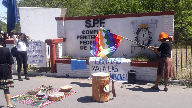 Regresan a Bariloche a las mapuches detenidas en Villa Mascardi