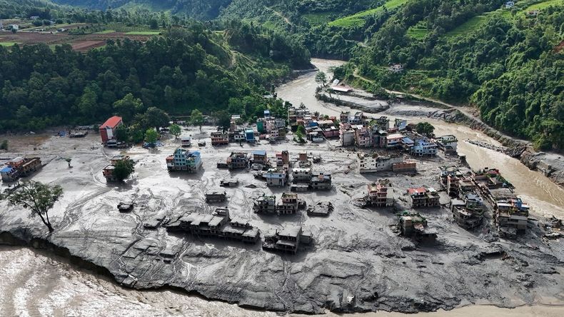 Una crecida de agua, barro y escombros arrasó localidades de la frontera entre Nepal y China después del colapso glaciar del 26 de agosto. (Foto: Navesh Chitrakar/Reuters) | LMCipolletti.com Una crecida de agua, barro y escombros arrasó localidades de la frontera entre Nepal y China después del colapso glaciar del 26 de agosto. (Foto: Navesh Chitrakar/Reuters)