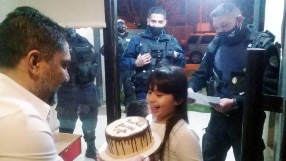 Policías sorprendieron a una nena cipoleña por su cumpleaños