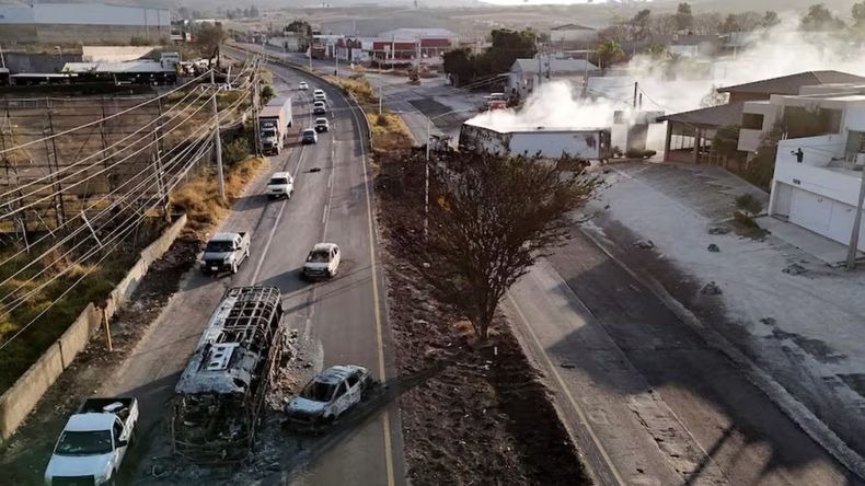 Violencia en Mexico: columnas de humo se elevan tras el ataque armado que facilitó la fuga de presos en Puerto Vallarta. | LMCipolletti.com Violencia en Mexico: columnas de humo se elevan tras el ataque armado que facilitó la fuga de presos en Puerto Vallarta.
