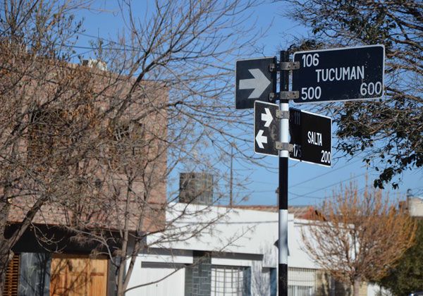Colocan carteles señalizadores de calles
