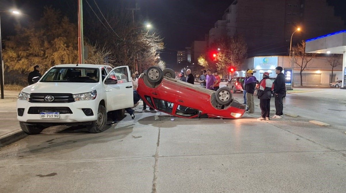 El Gol chocó contra un Citroën Xsara y luego volcó. Una camioneta Totoya también se vio involucrada, pero desapareció.&nbsp;