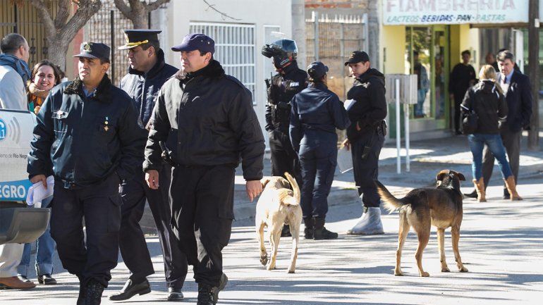 El crimen ocurrido en el barrio Brentana movilizó a una gran cantidad de policías y funcionarios judiciales.