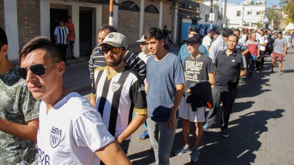Largas filas en la calle OHiggins para entrar a las populares.
