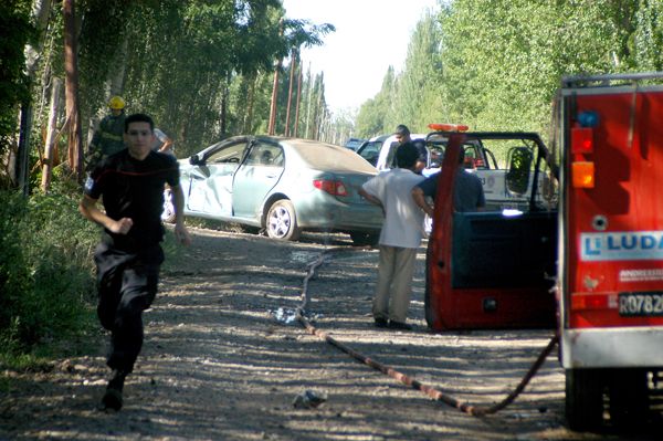 Mujer aprendía a manejar: chocó y provocó una fuga de gas