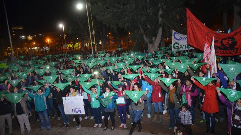 Las mujeres convocaron a un pañuelazo para mañana.