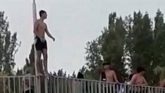 Video: preocupación por jóvenes que saltan del puente en el Paseo Costero