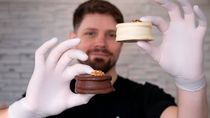 El joven rionegrino con los alfajores patagónicos que instaló en Europa.