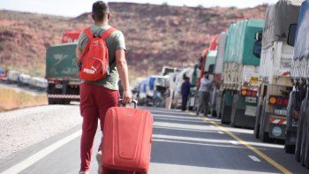 piquete y fila de camiones: asi esta el corte en vaca muerta