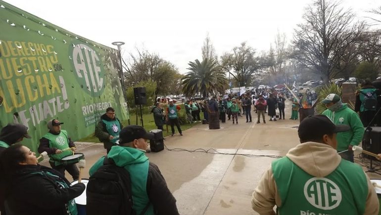 El Gobierno llamó a paritarias y ATE suspendió el paro