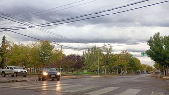 domingo gris en el alto valle: que pasa con la lluvia y el viento en el arranque del otono