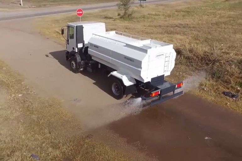 El hombre detuvo la marcha en Alberdi y French,  y se colocó debajo del rodado para reparar manualmente el conducto del aire.  El hombre detuvo la marcha en Alberdi y French,  y se colocó debajo del rodado para reparar manualmente el conducto del aire.