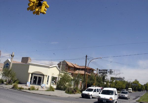 Armados y con tiros al aire, asaltaron farmacia