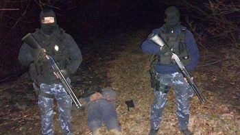 De película. La policía arrestó a los dos hampones a la orilla del río Negro.