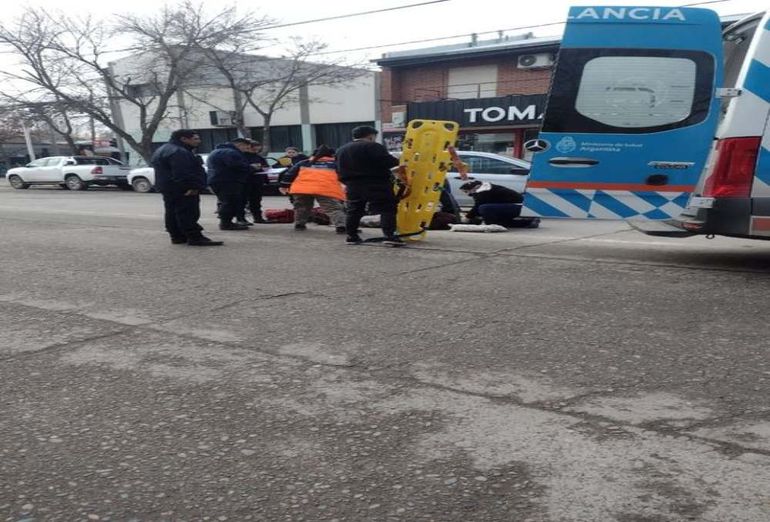 El susto de cada día en Cipolletti: auto embistió a ciclista