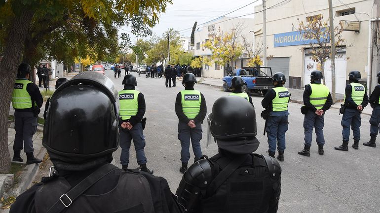 Con palos y piedras: el video que muestra el violento ataque en la UTA