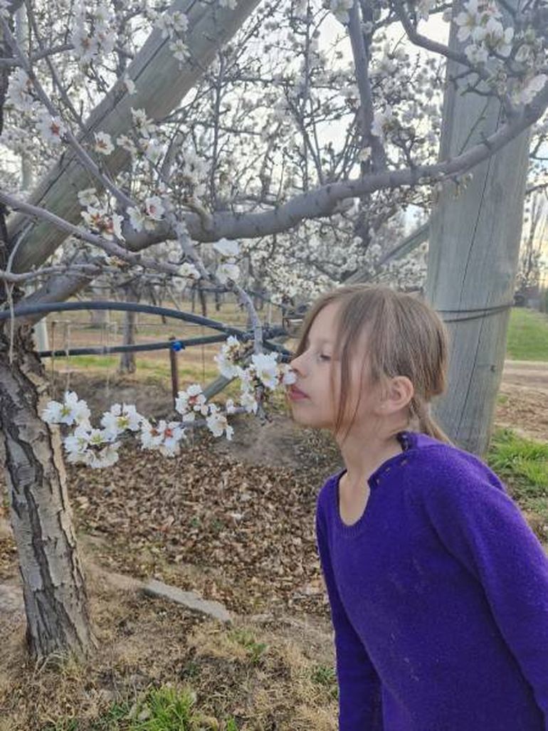 Sharlot disfruta a pleno en la chacra. Llegó con pocos meses de vida al Valle.
