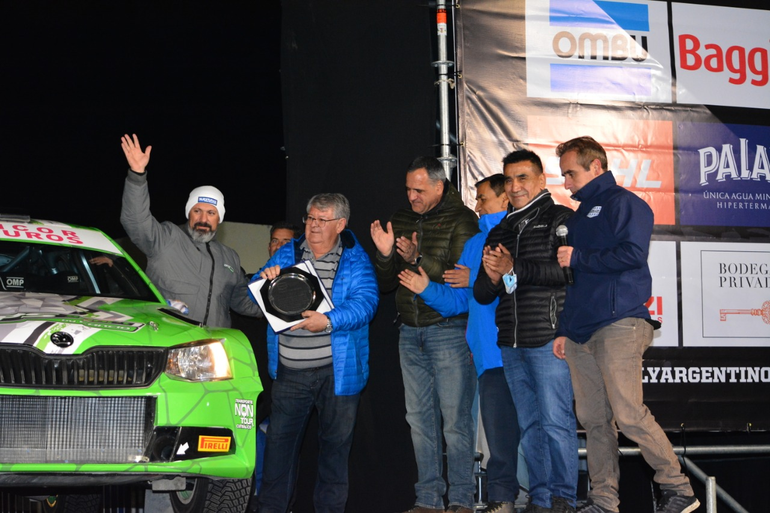 Letín Cancio entregándole un premio a su gran orgullo
