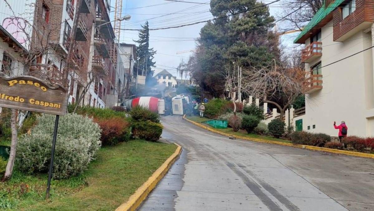 Un camión hormigonero volcó en pleno centro de Bariloche