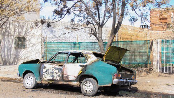 El auto incendiado quedó en Colombia y Miguel Muñoz y luego fue retirado.