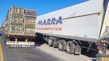Un camión y un utilitario protagonizaron el choque sobre ruta 22.